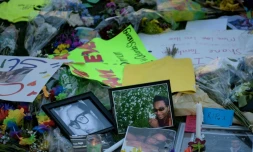 Des photos et des fleurs dispersés devant le mémorial pour les victimes du Pulse à Orlando le 14 juin 2016