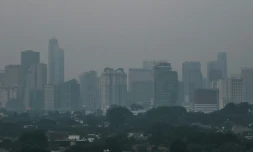 Brume de pollution au-dessus de la ville de Jakarta, le 23 août 2023 en Indonésie