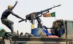 Un soldat malien patrouille la route entre Kidal et Gao, le 29 juillet 2013, dans le nord du Mali