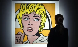 Une visiteuse admire le tableau "Nurse" de l'artiste Roy Lichtenstein, exposé chez Christie's, le 16 octobre 2015 à New York