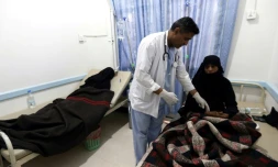 Une yéménite présentant les symptômes du choléra, soignée à Sanaa, le 12 août 2017