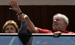 L'ancien président brésilien Lula da Silva (d) et la présidente en exercice Dilma Rousseff saluent leurs partisans le 5 mars 2016 à Sao Paulo