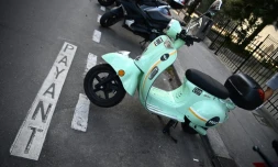 Dans les rues de Paris, motos et scooters payent désormais leur stationnement