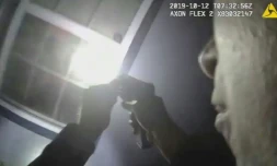 Cette vidéo transmise par la police de Fort Worth, au Texas, montre l'intervention du 12 octobre 2019 au cours de laquelle un policier blanc a tué une jeune femme noire à son domicile