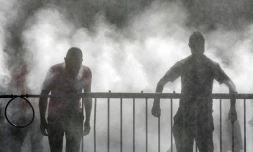Des habitants se rafraĂźchissent sur une place du centre-ville de Strasbourg, le 28 juin 2019