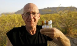 L'agriculteur israélien Guy Erlich montre des flacons de parfums de sa création, censés reproduire notamment le "parfum de Cléopatre, le 29 mai 2019 dans la colonie d'Almog, en territoire palestinien
