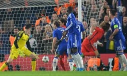 Le défenseur du PSG et ancien joueur de Chelsea David Luiz inscrit un but contre son ancienne équipe, le 11 mars 2015 à Stamford Bridge