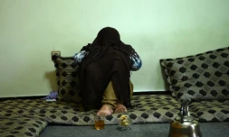 Jawid, un ancien "bacha", le visage couvert lors d'une interview avec l'AFP, le 23 mai 2017 à Kaboul, en Afghanistan