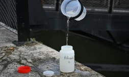 Un échantillon de l'eau de la Seine prélevé pour analyse le 4 août 2023 à Paris en vue d'une épreuve de natation en eau libre
