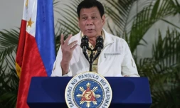 Le président philippin Rodrigo Duterte parle à la presse à Davao City avant de partir pour le Laos le 5 septembre 2016