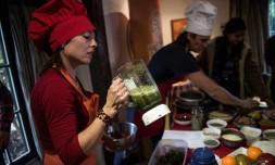 La chef chilienne Natalia Revelant, spécialisée en gastronomie végétarienne, agrémente ses plats à l'aide d'un ingrédient secret, le cannabis, le 24 mai 2017 à Santiago