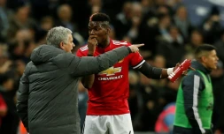 L'entraîneur portugais de Manchester United, José Mourinho (g), et l'attaquant français Paul Pogba, lors d'un match de Premier League face à Tottenham, à Wembley, le 31 janvier 2018 