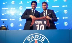 La star brésilienne du football Neymar pose avec Nasser Al-Khelaifi, le président du PSG, son nouveau club, après sa conférence de presse, le 4 août 2017 à Paris