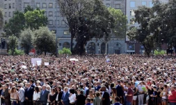 Des milliers de personnes rassemblées sur la place de Catalogne, la principale place de Barcelone, le 18 août 2017 observent une minute de silence