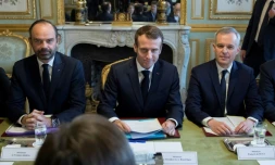 Le président Emmanuel Macron (c), le Premier ministre Edouard Philippe (g), le ministre de l'Ecologie François de Rugy (d), lors d'une réunion sur la "Programmation pluriannuelle de l'énergie (PPE), le 27 novembre 2018 à l'Elysée, à Paris