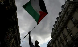 Un manifestant brandit un drapeau palestinien lors d'une rassemblement organisé par l'organisation française "France Palestine Solidarité" à Paris, le 27 mai 2024