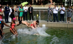 Les premiers plaisanciers ont pu nager dans le bassin de La Villette, sous les yeux de la maire de Paris, Anne Hidalgo (D), le 18 juillet 2017
