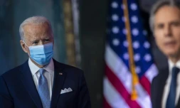 Le président américain Joe Biden écoute son secrétaire d'Etat Antony Blinken, avant leur prise de fonctions, le 24 novembre 2020 à Wilmington, dans l'Etat du Delaware