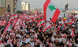 Des manifestants libanais célÚbrent le 76e anniversaire de l'indépendance du Liban sur la place des Martyrs à Beyrouth, le 22 novembre 2019