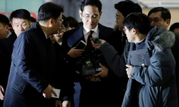 L'héritier du géant sud-coréen Samsung, Lee Jae-Yong (c), à son arrivée au bureau des enquêteurs pour être entendu dans un scandale de corruption, le 12 janvier 2017 à Séoul