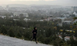 Une Afghane membre de Free to Run fait du jogging le 6 novembre 2018 sur un colline surplombant Kaboul
