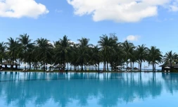 Une piscine au sein du complexe hôtelier Vinpearl, le 19 novembre 2021, sur l'île vietnamienne de Phu Quoc qui se prépare au retour des touristes internationaux