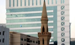Le minaret d'une mosquée devant le bâtiment moderne de la Fondation Roi Fayçal, le 14 juillet 2004 à Ryad, en Arabie saoudite