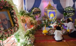 Des femmes se recueillent devant le cercueil de Nuon Chea, le "Frère numéro deux" des Khmers rouges, le 9 août 2019 dans un temple à Pailin, au Cambodge
