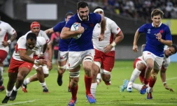 Le 3e ligne du XV de Frrance Charles Ollivon s'échappe pour aller marquer un essai lors du match contre les Tonga au Mondial, le 6 octobre 2019 à Kumamoto