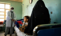 Un docteur parle à une patiente venue avec son enfant à la clinique de Tangi Saidan, le 6 octobre 2021 en Afghanistan
