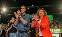 Le Premier ministre espagnol Pedro Sanchez (G) aux côtés de María Jesús Montero, candidate du Parti socialiste espagnol (PSOE) aux élections régionales en Andalousie, le 15 mai 2026 à Séville