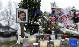 Hommages à Maëlys de Araujo le 15 février 2018, à l'endroit où elle a été vue pour la dernière fois à Pont-de-Beauvoisin