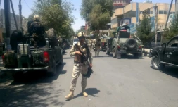 Des forces de sécurité afghanes sur les lieux d'une explosion à Kaboul, le 31 juillet 2017 en Afghanistan