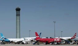 Des avions sur le tarmac de l'aéroport Roissy Charles-de-Gaulle près de Paris, pendant la grève des contrôleurs aériens français, le 3 juillet 2025