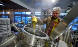 Le maßtre brasseur Valgeir Valgeirsson prépare la biÚre Ora jolabjor de la brasserie RVK Brewing, à Reykjavik le 16 novembre 2021