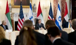 Le secrétaire d'Etat américain Antony Blinken (C) lors d'une conférence de presse commune avec ses homologues israélien Yair Lapid (G) et émirati Cheikh Abdallah ben Zayed Al Nahyane (D) lors d'une conférence de presse commune à Washington, le 13 octobre 2021