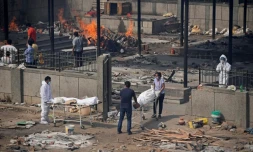 Crémation de personnes décédées du Covid-19, le 2 mai 2021 à New Delhi, en Inde