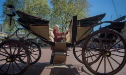 La calÚche qui conduira le prince Harry et Meghan Markle lors de la procession prévue à Windsor juste aprÚs leur mariage est astiquée dans les écuries royales à Buckingham Palace, à Londres le 1er mai 2018