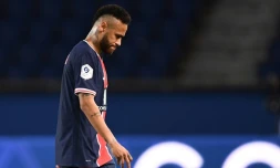 Neymar quitte la pelouse après avoir reçu un carton rouge lors du PSG-Marseille du 13 septembre 2020 au Parc de Princes