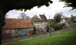 Une rue du village abandonné de Goussainville, le 26 novembre 2013, dans le Val-d'Oise