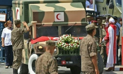 L'ambulance transportant le corps du président tunisien Béji Caïd Essebsi quitte l'hÎpital militaire de Tunis le 26 juillet 2019