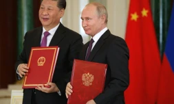 Le président russe Vladimir Poutine (d) et son homologue chinois Xi Jinping, le 5 juin 2019 à Saint-Pétersbourg