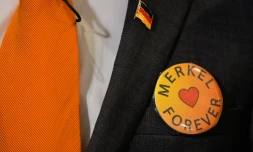 Le badge d'un délégué au congrès de la CDU, parti social-démocrate allemand, disant "Merkel forever", le 26 février 2018