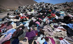 Des vieux vêtements en provenance des Etats-Unis, d'Asie ou d'Europe, entre autres déchets, s'entassent dans le désert d'Atacama à Alto Hospicio, dans le nord du Chili, le 11 novembre 2022