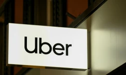 L'Urssaf réclame 1,7 milliard d'euros à Uber, estimant que la plateforme a maquillé la relation d'employeur à salariés la liant à ses chauffeurs en contrat d'entreprise pour échapper à ses obligations, selon la Revue21