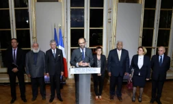Le Premier ministre français Edouard Philippe (C), avec le sénateur de la Nouvelle-Calédonie Pierre Frogier (3-G), le président de la province Nord de la Nouvelle-Calédonie Paul Neaoutyine (2-L) et des membres du Comité des Signataires de l?Accord de Noumea), le 2 novembre à Paris.