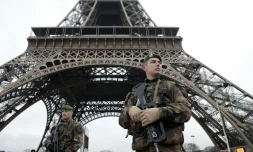 Des militaires déployés sous la Tour Eiffel dans le cadre du plan vigipirate le 7 janvier 2015 à Paris
