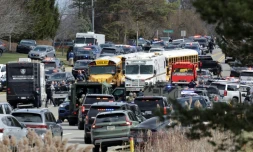 Les forces de l'ordre interviennent sur les lieux d'une fusillade sur Walnut Lake Road, devant la synagogue Temple Israel, à West Bloomfield, Michigan, une banlieue de Détroit, le 12 mars 2026