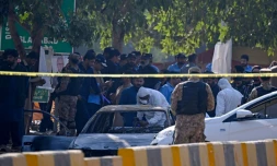 Des policiers examinent une voiture aprĂšs un attentat-suicide Ă Islamabad, le 11 novembre 2025 au Pakistan