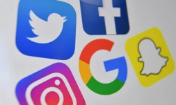 Photo d'un écran faisant apparaßtre les logos de réseaux sociaux et de Google, le 21 octobre 2020 à Lille